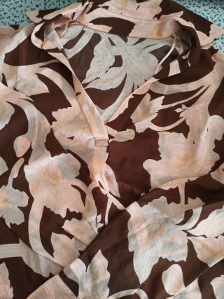 Camisa floral marrón y rosa