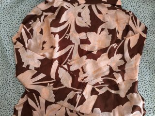 Camisa floral marrón y rosa