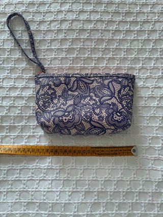 Neceser o cartera de mano con estampado floral