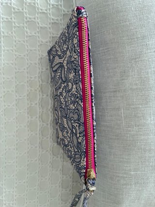 Neceser o cartera de mano con estampado floral