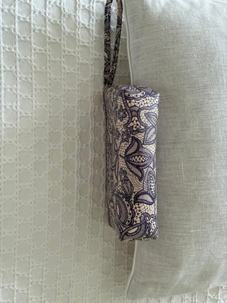 Neceser o cartera de mano con estampado floral