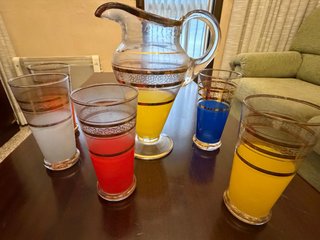 Juego de vasos y jarra de colores