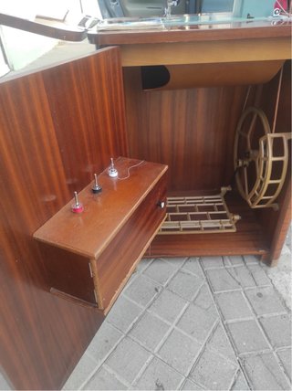 Máquina de coser Alfa con mueble