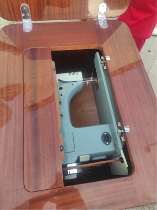 Máquina de coser Alfa con mueble