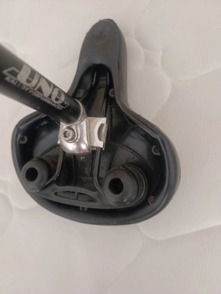 Tija bicicleta con sillín marca UNO