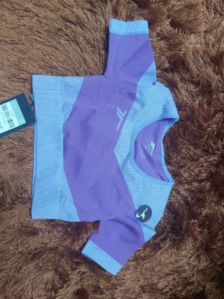 Top deportivo niña T8 morado y azul