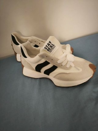 Zapatillas deportivas blancas y negras