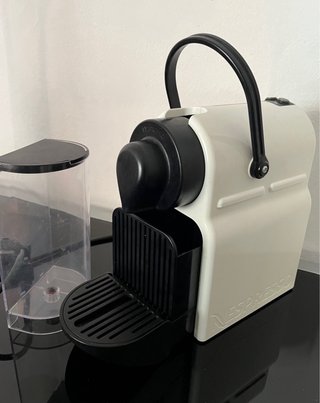 Cafetera Nespresso Inissia C40 Blanca cápsulas