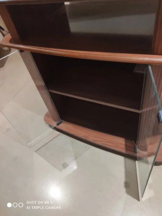 Mueble TV madera con puertas cristal
