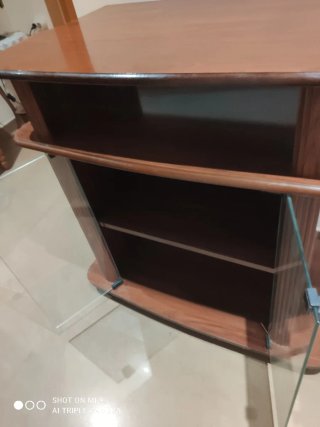 Mueble TV madera con puertas cristal