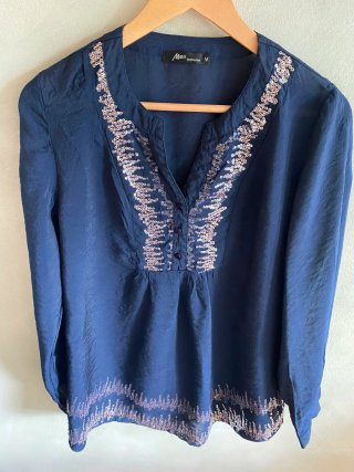 Blusa azul oscuro talla M