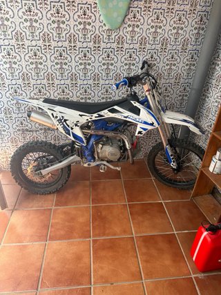 Moto de cross azul y blanca