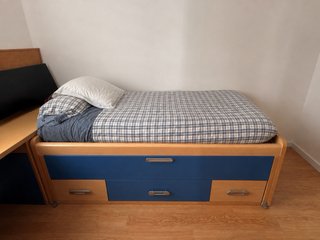 Cama doble con escritorio y estantería