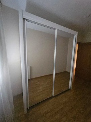 Armario blanco con puertas de espejo