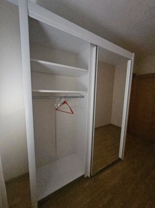 Armario blanco con puertas de espejo