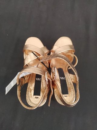 NUEVAS A ESTRENAR*** Sandalias doradas tacón plata