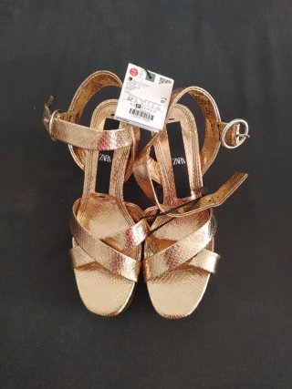 NUEVAS A ESTRENAR*** Sandalias doradas tacón plata
