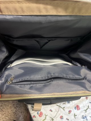 Bolso plateado acolchado y mochila