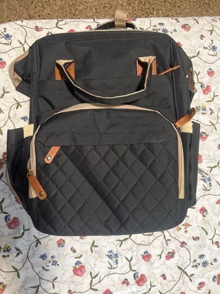 Bolso plateado acolchado y mochila