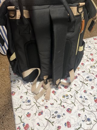 Bolso plateado acolchado y mochila