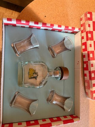 Licorera de vidrio con 4 vasos