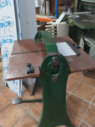 Máquina perforadora VIFUMAG antigua