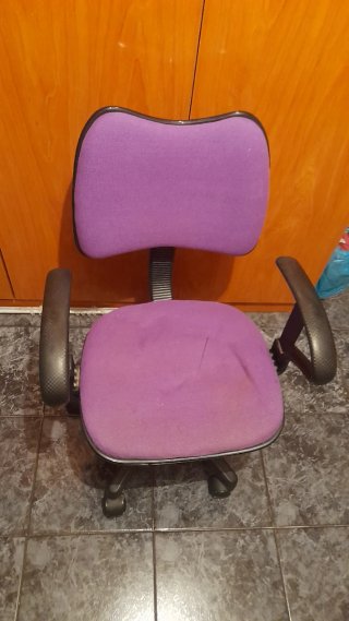 Silla de estudio púrpura y negra