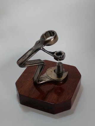 Escultura de metal y madera artesanal