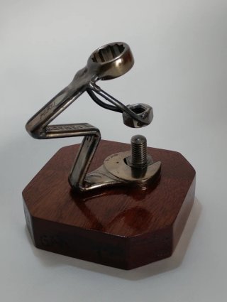 Escultura de metal y madera artesanal