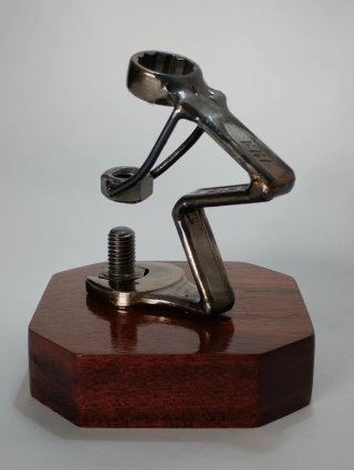 Escultura de metal y madera artesanal