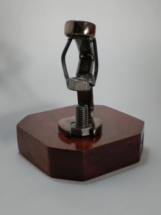 Escultura de metal y madera artesanal