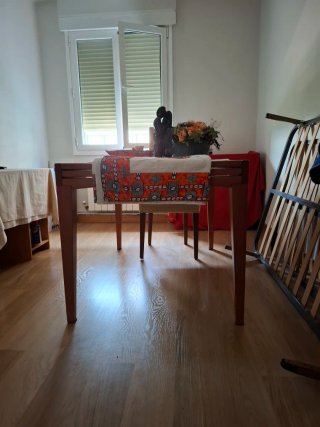 Mesa de comedor de madera y cristal