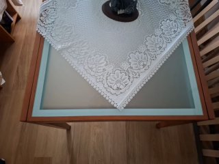 Mesa de comedor de madera y cristal