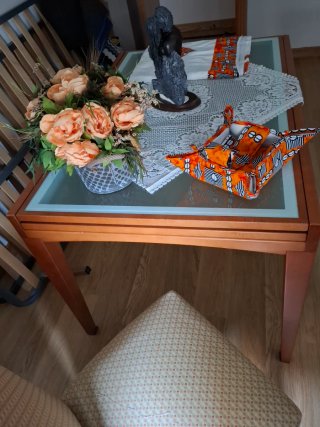 Mesa de comedor de madera y cristal