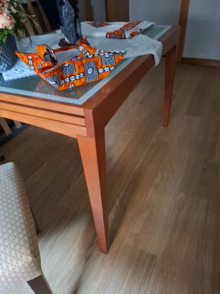 Mesa de comedor de madera y cristal
