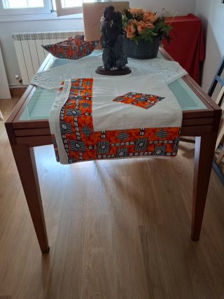 Mesa de comedor de madera y cristal