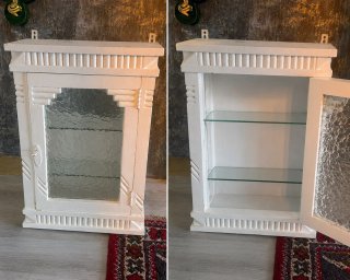 Mueble dispensador blanco con puerta de cristal