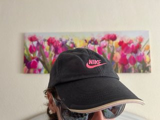 Gorra Nike Negra con Logo Rosa