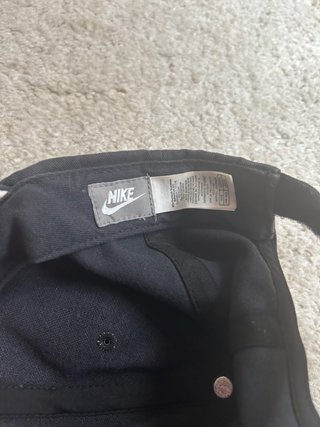 Gorra Nike Negra con Logo Rosa