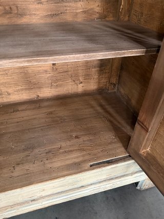 Aparador antiguo de madera maciza