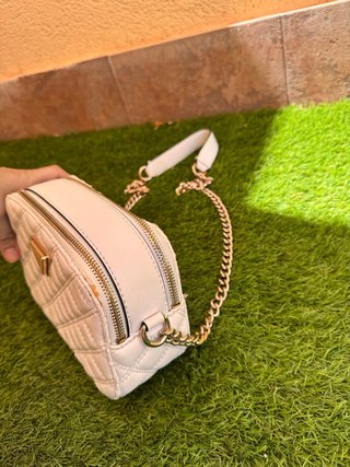 Bandolera Guess blanca y dorada