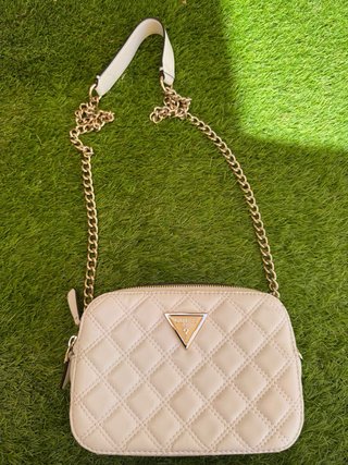 Bandolera Guess blanca y dorada