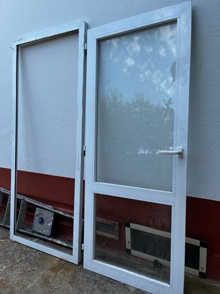Puerta de aluminio con marco