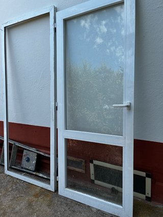Puerta de aluminio con marco