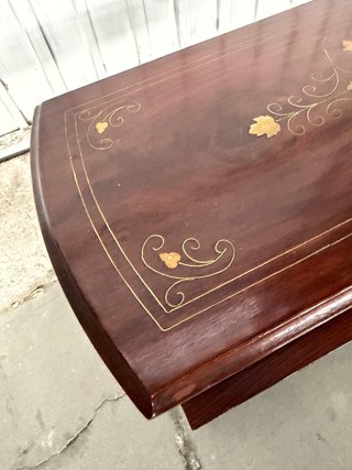 Revistero de madera con incrustaciones