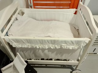 Cuna de bebé blanca con vestidura