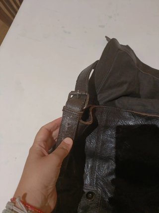 Bolso de piel oscuro