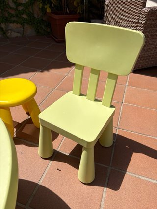 Mesa y 4 Sillas IKEA MAMMUT Niños
