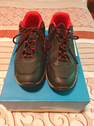 Zapatillas de montaña negras y rojas