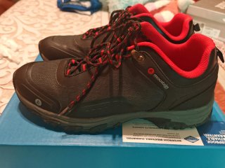 Zapatillas de montaña negras y rojas
